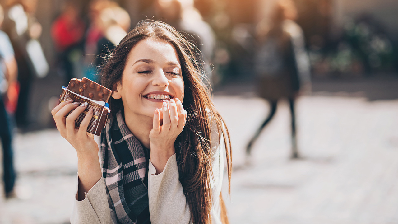  É preciso ter atenção redobrada com restos de comida nos dentes