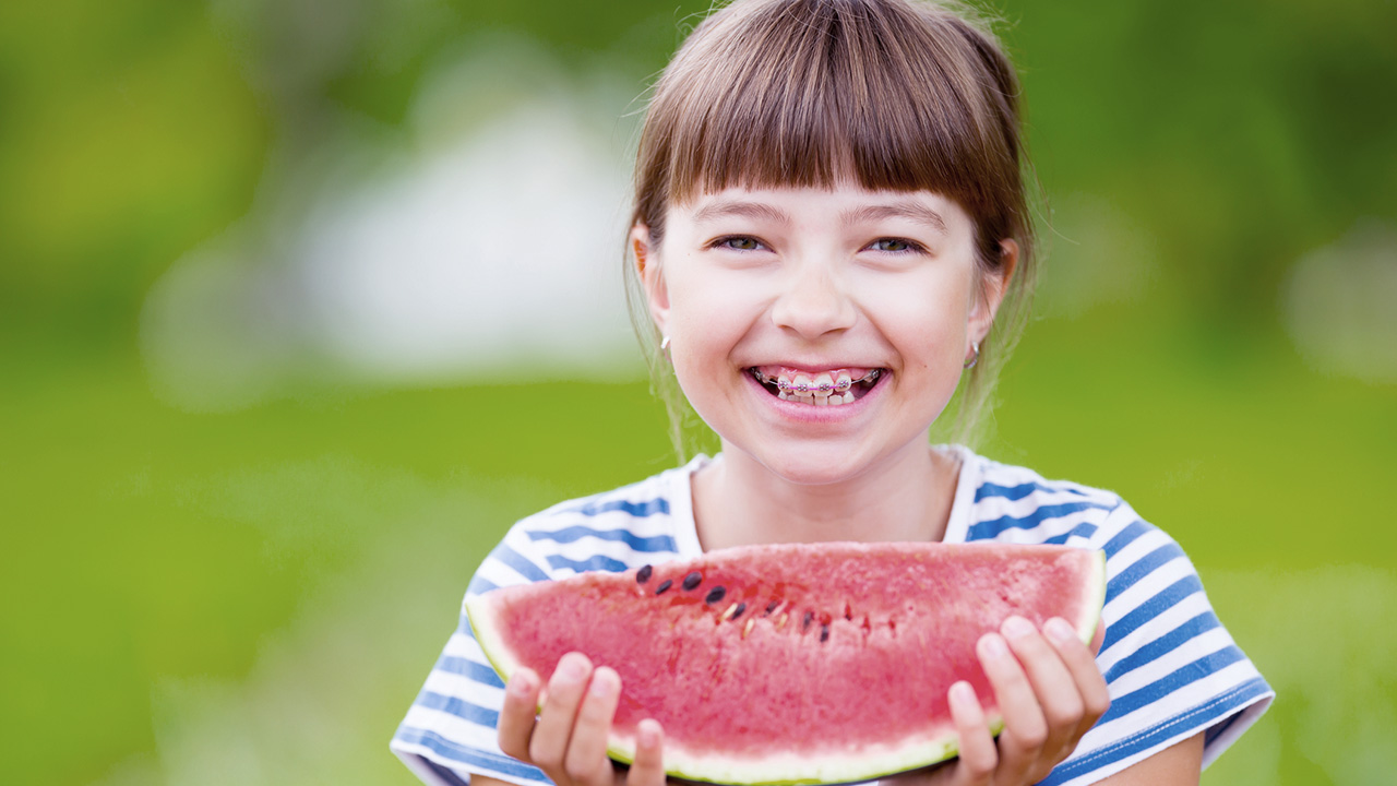 É melhor evitar alimentos mais duros ou com muito açúcar