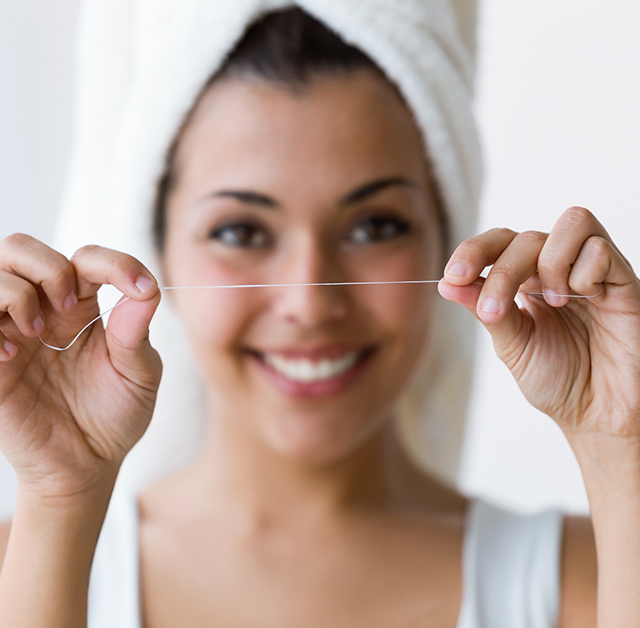 Como usar o fio dentário?