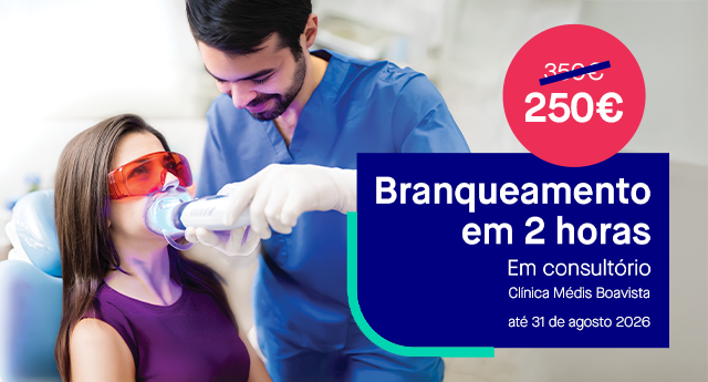 Senhora a fazer branqueamento dentário em consultório ocm médico dentista da Clínica Médis